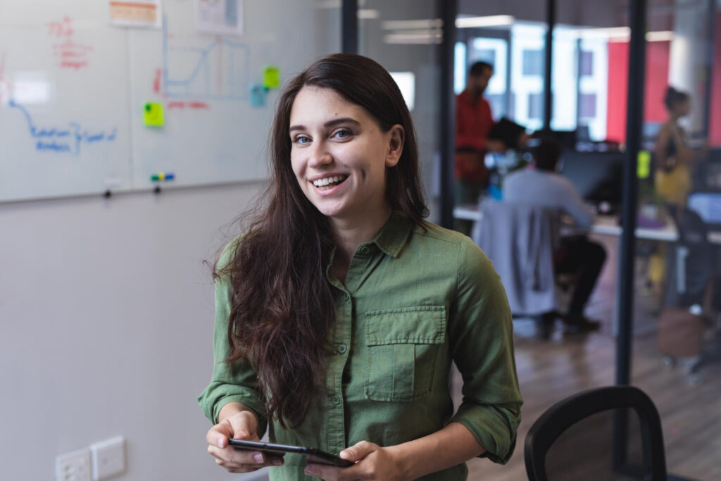 Mulher feliz passando confiança e mostrando tecnologia para corbans